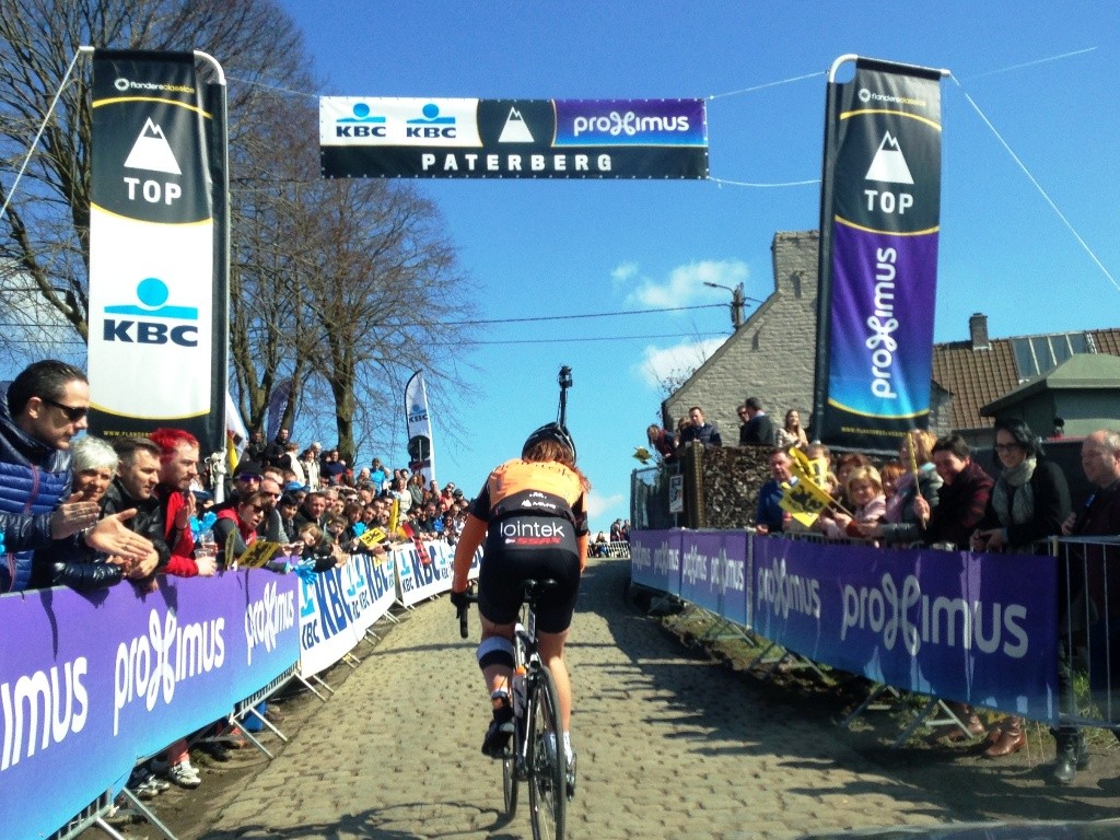 Sheyla, cruzando la meta de Flandes © Lointek Team