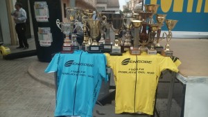 Trofeos y maillots © facebook