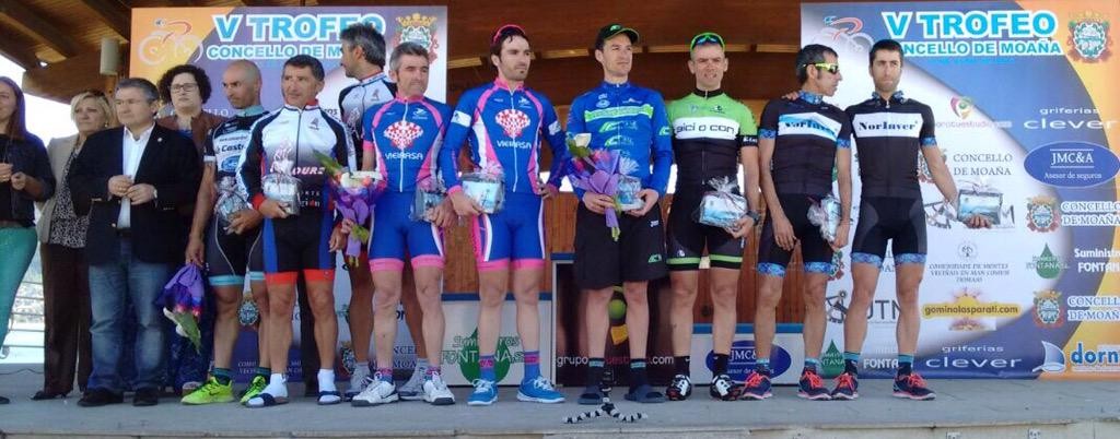Podio con los vencedores en Moaña.