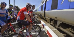 Los corredores esperando el paso del TGV