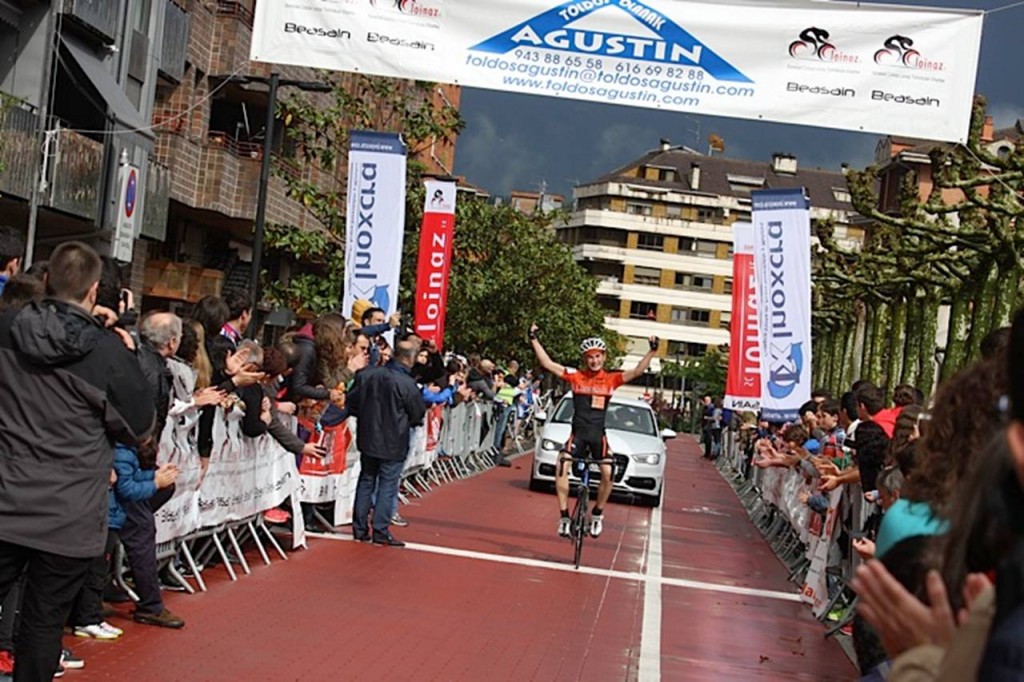 Unai Iribar, cruzando la meta.