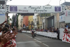 San Sebastián, cruzando la meta.