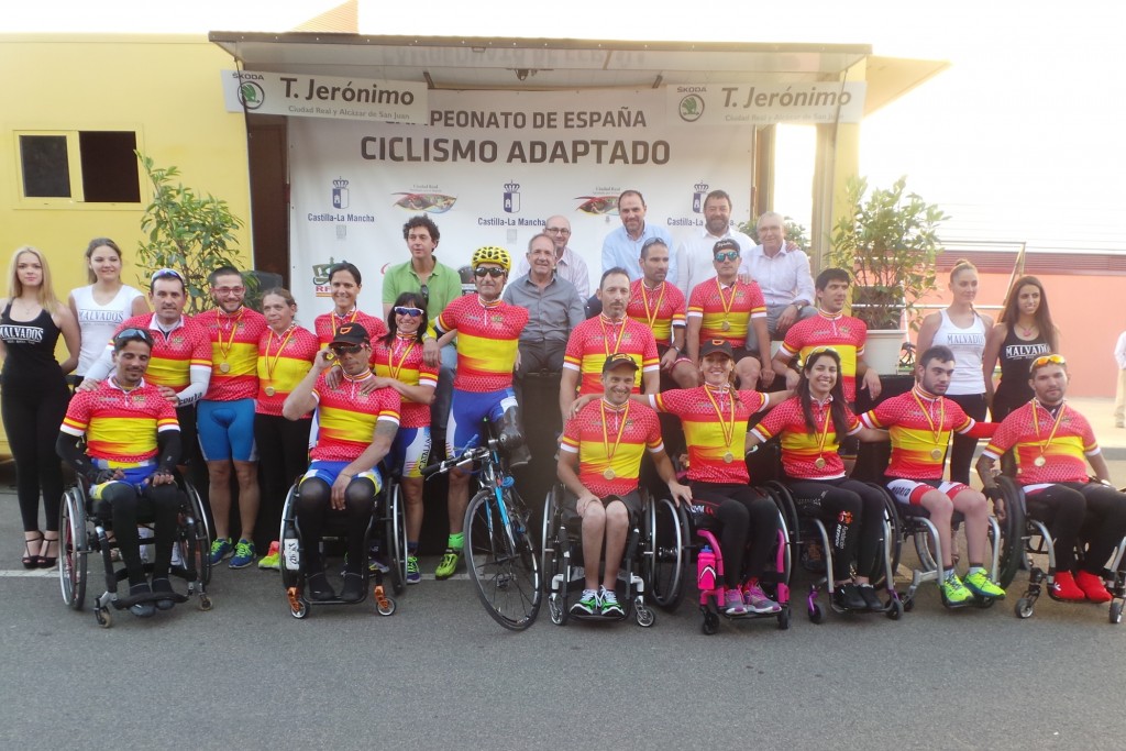 Los campeones, en el podio © RFEC