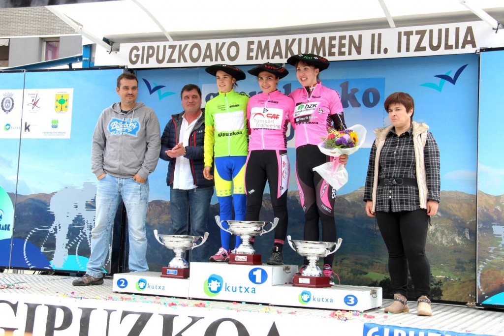 Podio final de la 2ª Vuelta a Gipuzkoa féminas con Gloria Rodríguez, Rocío del Alba y xxx © FGC