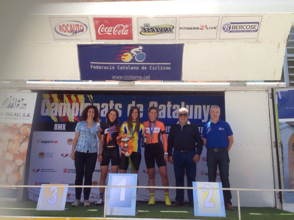 Podio de féminas élite con Mayalen Noriega entre Sandra Jordà y Anna Kiesenhofer.