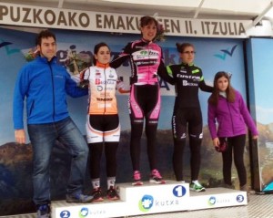 Podio élite con Gloria Rodríguez entre Lourdes Oyarbide e Irene Usabiaga.