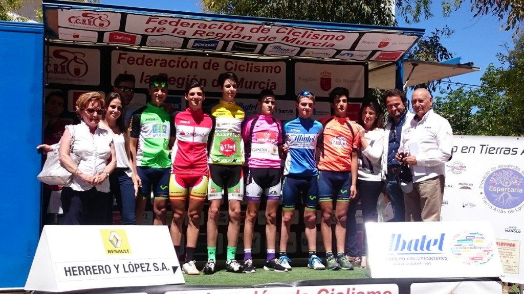 Líderes en el podio tras la tercera etapa de la ronda murciana © FCRM