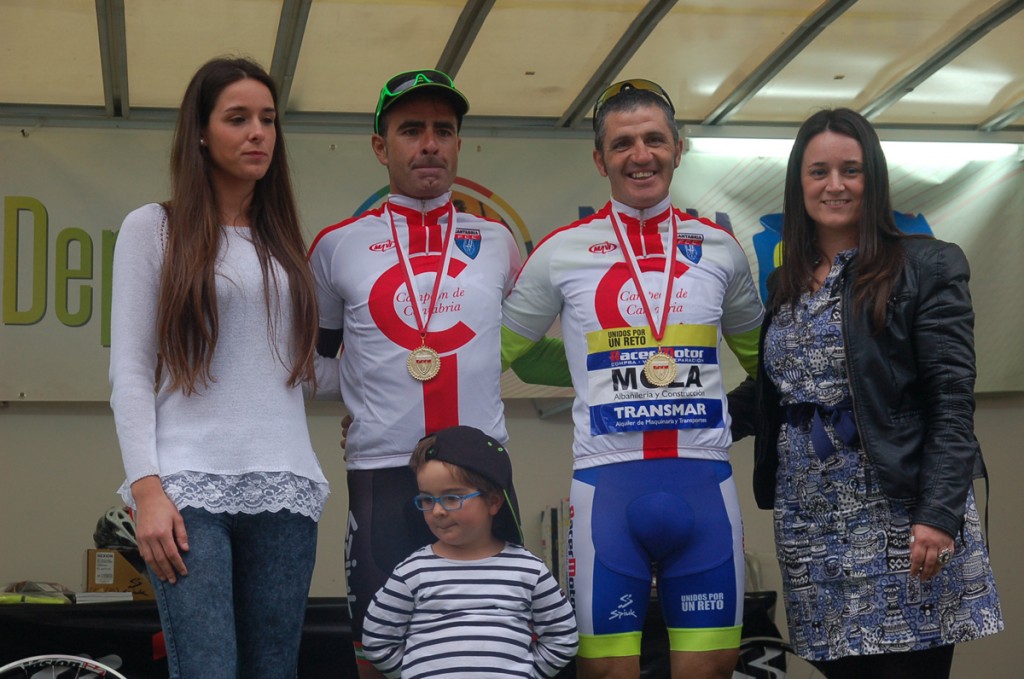 Roberto López y Óscar Negrete, con los maillots de campeones de Cantabria © FCC