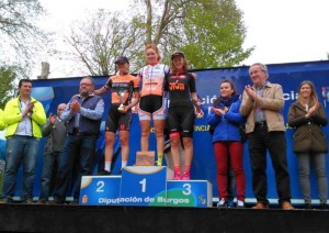 Podio de la etapa con Ilinykh, flanqueda por López y Rayo.