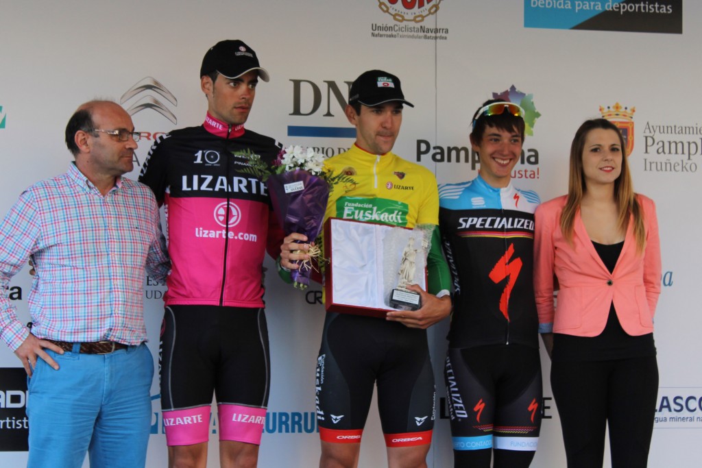 Iturria, entre Arcas y Barceló, en el podio final de la ronda navarra.