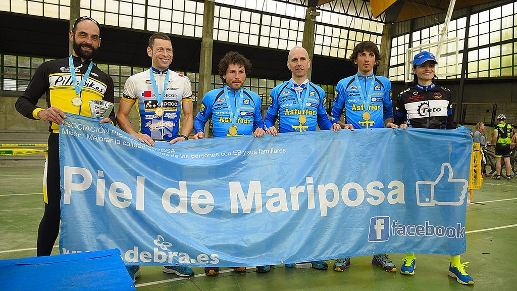 Los nuevos campeones asturianos XC Maratón 2015 posaron con la pancarta de Piel de Mariposa para concienzar de esta enfermedad