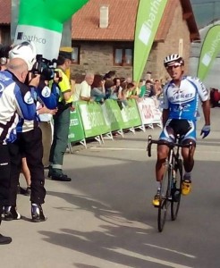 Narváez, cruzando la meta de Bostronizo