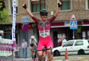 Leire Olaberria, celebrando su triunfo.