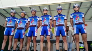 Diego Uceta, con sus compañeros de equipo, en la presentación de la Vuelta al Besaya.