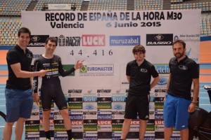 Ibon Urtiaga y parte de su equipo, ante el nuevo récord.