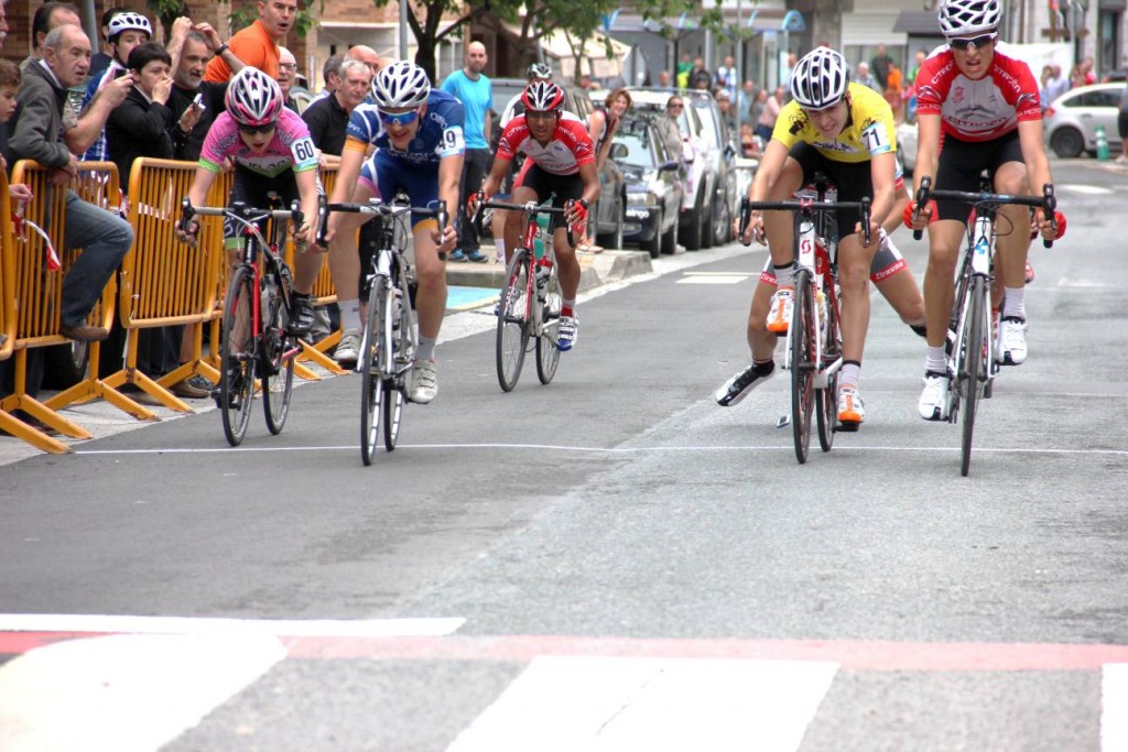 Cerradísimo sprint en la meta del Memorial © FGC