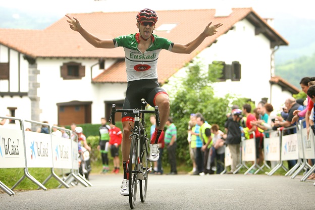 Mikel Iturria llega a la meta en solitario © Fund. Euskadi