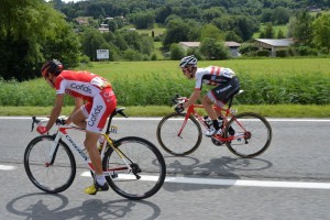 Navarro, izquierda, con el GPS bajo el sillín en el Dauphiné © ASO
