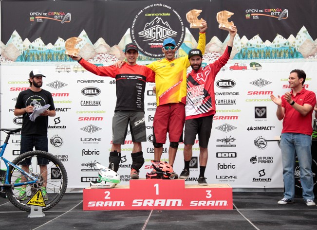 Santana, entre Pérez y Garay, en el podio de Villa de Ojén © RFEC