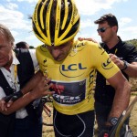 Cancellara es atendido tras su caída © Trek