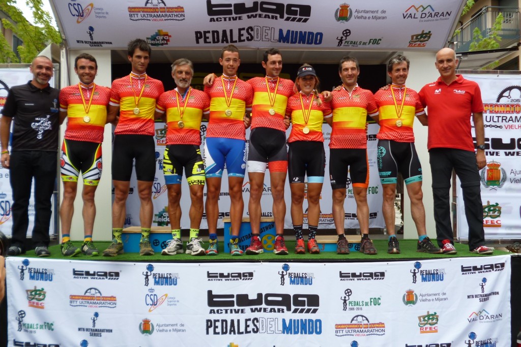 Podio con todos los campeones de este primer Nacional de ultramaratón © RFEC