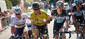 El líder Martin llega ayudado por sus compañeros © ASO