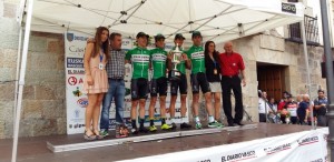 Podio por equipos con Madrazo © Caja Rural