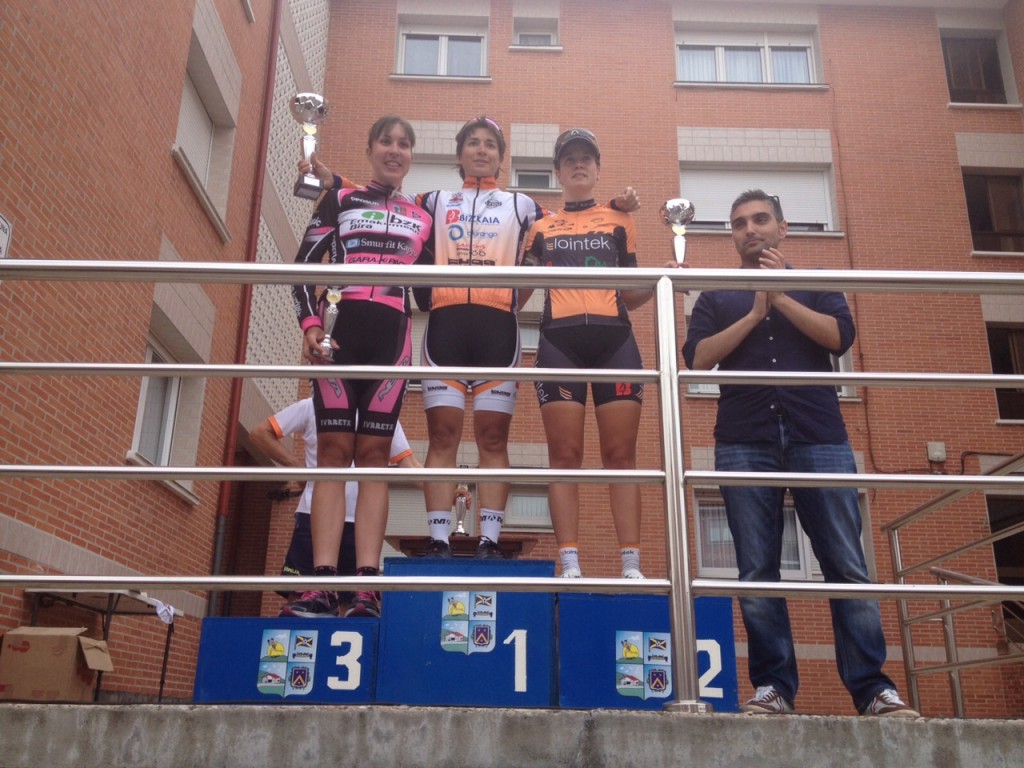 Podio en Larrabasterra © con Ramírez entre Bizkaia-Durango