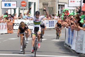 La australiana Rowney, ganando la última etapa.