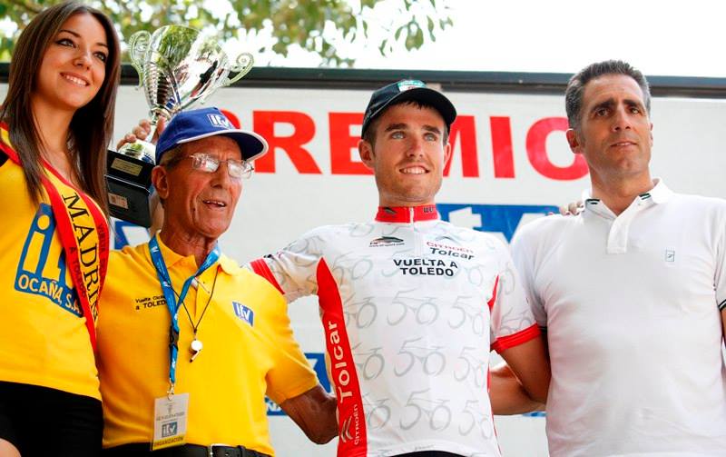 Bahamontes e Indurain flanqueando al ganador de la Vuelta a Toledo  © Dani Sánchez