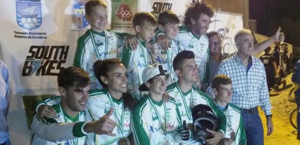 Los campeones andaluces de BMX, en el podio © FAC