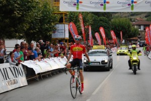 Jaime Rosón cruzaba así la meta de la última etapa en 2015 © Sportpublic