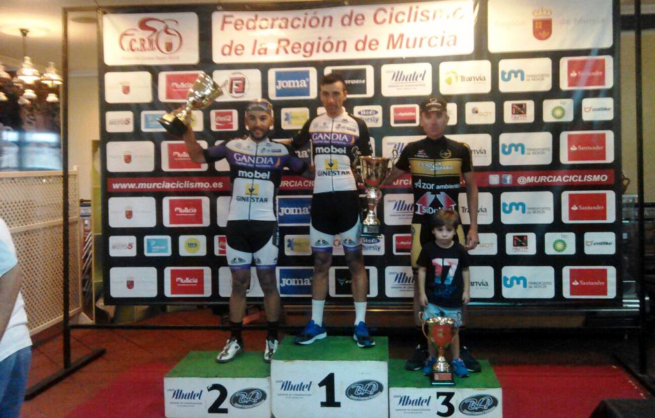 Podiio en Torreagüera con Camacho, entre López y Gómez © PC Beniopa