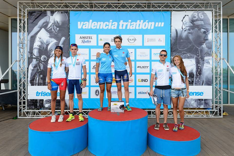 Sharon Belén García y Guillermo Ferrer, en el pri mer escalón del podio © Valencia Triatlón