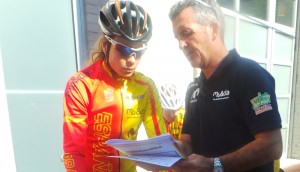 Sheyla Gutiérrez, atendiendo las indicaciones de González Arrieta © RFEC