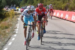 Aru ataca a Dumoulin © velonews/twitter