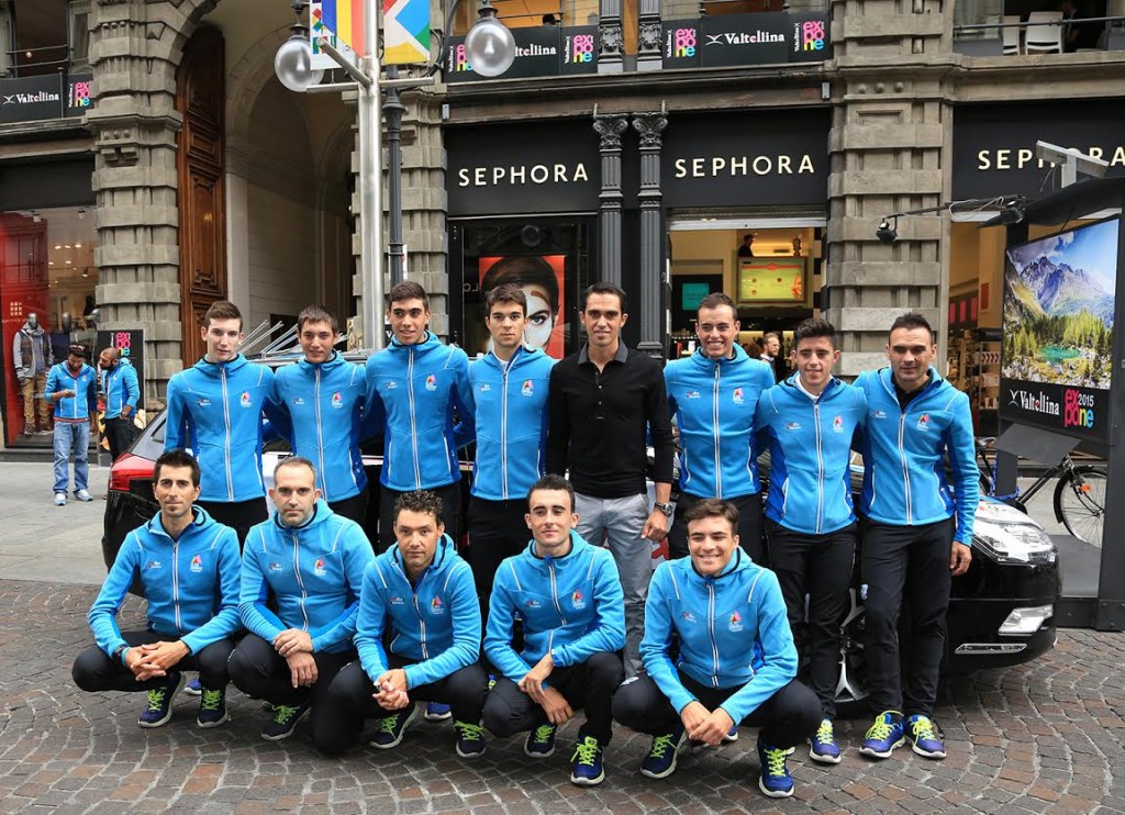 Contador en Milán con sus equipos 
