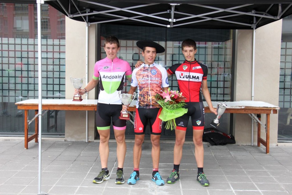 Podio final del Criterium de Otoño con Etxeberria entre Murgiondo y Velasco © FGC