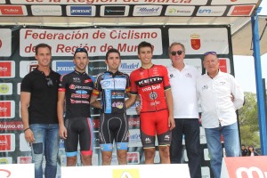Iván Martínez, entre Álvaro Martínez y Óscar Z. Valera, en el podio élite y sub-23 © FCRM