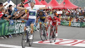 Valverde se impone a Purito y Contador