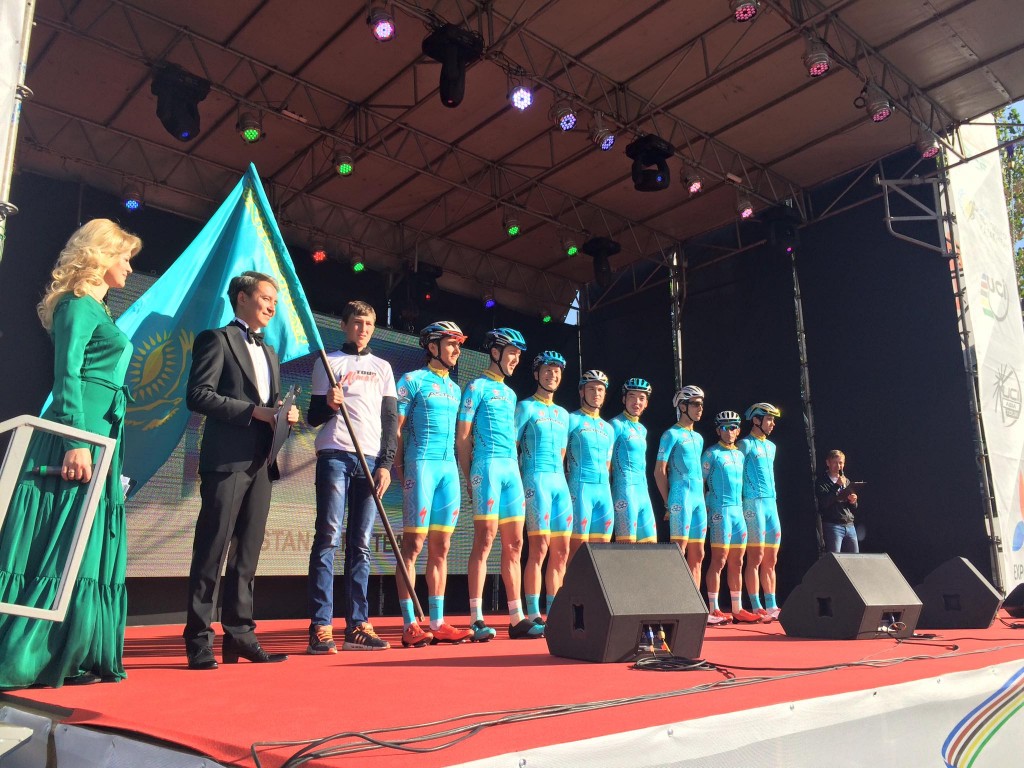 El Astana, antes de la prueba © Tour Almaty