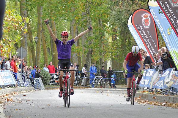 Así cruzaba la meta Aitor Hernández © @NCiclismo