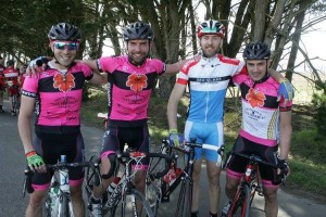 Fernando Abad, segundo por la izquierda, juntos a unos compañeros ciclistas.
