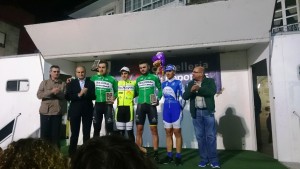 Aser Estévez, entre Jacobo Ucha y Daniel López, en el podio.