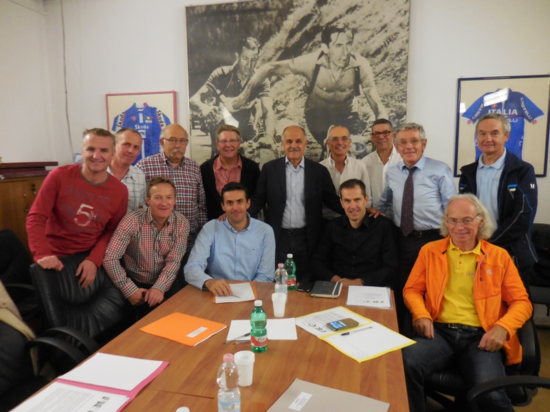 Foto de familia con los representantes de de la AEC.