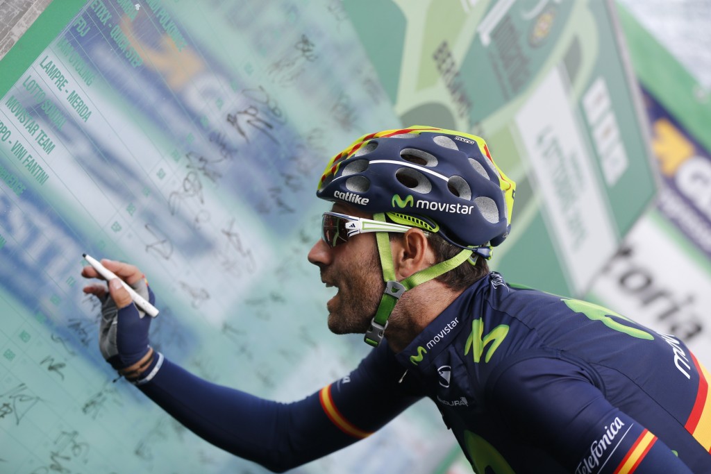 Valverde firma en Lombardía © Movistar