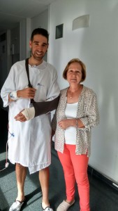 Valero, con su madre Mari Carmen en el Hospital Mesa del Castillo de Murcia.