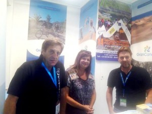 Ángel Bara y Marina Zapatero, de Ciclo 21, junto al responsable del stand del Patronato de Turismo de Gran Canaria, en UNIBIKE