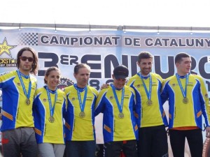 Los campeones catalanes de enduro, en el podio © FCC