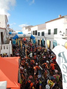 Salida de la 2ª etapa © K. Cardona / N. Marqués